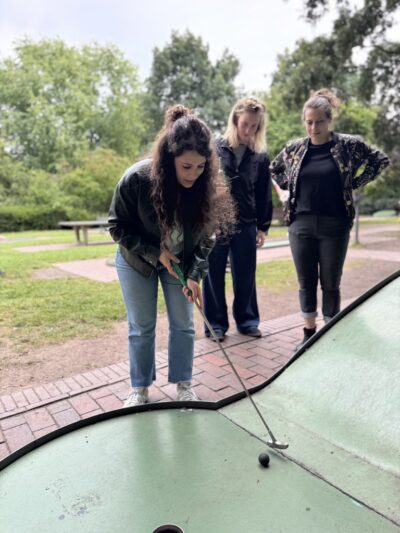 Team von jan Spille Schmuck spielt Minigolf auf dem sommerfest 2025