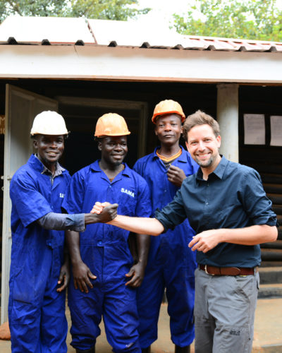 Jan Spille begrüsst MInenarbeiter in Uganda bei der ersten Fairtrade zertifizierten Goldmine