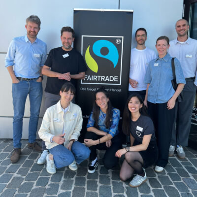 das team von jan spille vor einem fairtrade siegel banner feiern 10 Jahre Fairatrde Gold in Hamburg