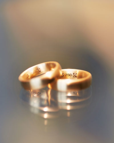 Gravierte und Punzierte Trauringe aus Fairtrade gold mit dem Fairtrade Siegel