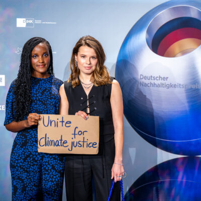 Foto von Christian_Koester beim Deutschen Nachhaltigkeitspreis von Luisa Neubauer und Vanessa Nakate