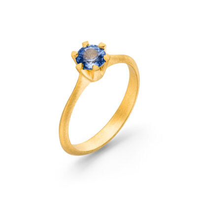 verlobungsring krappenfassung aus der Chaton-Kollektion von Jan Spille aus Hamburg Altona aus nachhaltigem Fairtrade Gold und hellblauer Fairer Saphir aus Sri Lanka