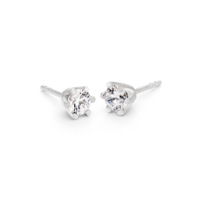 Zeiotlose Ohrstecker krappenfassung der Chaton-Kollektion aus nachhaltigem fairen Weissgold mit Ethical Diamond von Schmuckdesigner Jan Spille aus Hamburg Altona 6-er Chaton