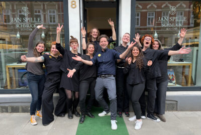 Team Jan Spille vor dem Atelier in der Friedensallee 8