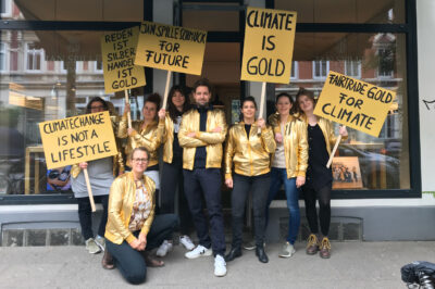 Team Jan Spille vor Atelier Demoplakate #allefürsklima fridaysforfuture Hamburg