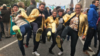 Goldemder Fussabdruck auf Demo #allefürsklima fridaysforfuture Hamburg