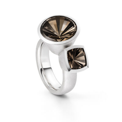 wissgold toi et moi ring mit zwei rauchquartz steinen einer rund einer quadratsich von jan spille