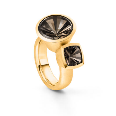 goldener toi et moi ring mit zwei rauchquartz steinen einer rund einer quadratsich von jan spille
