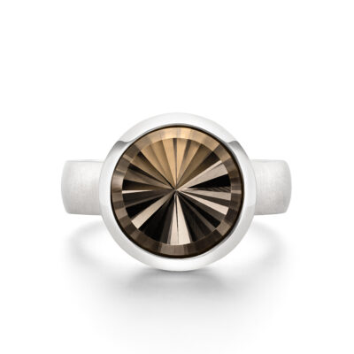 runder rauchquarz ring aus 750er weissgold mit dunklem stein alpenschmuck von jan spille
