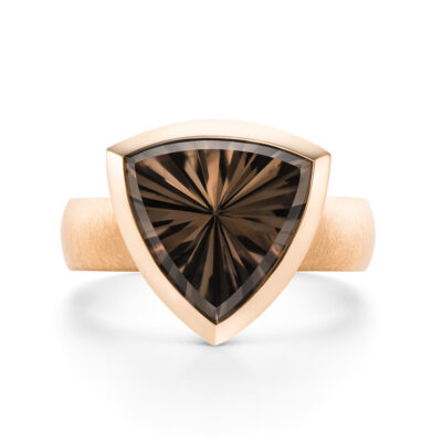 rosegold ring rauchquarz mit dreieckigem stein aus der alpen kollektion von jan spille