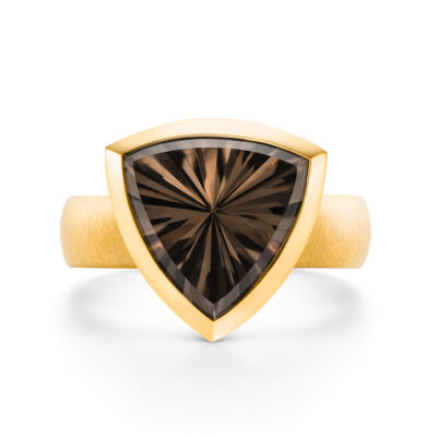 gold ring rauchquarz mit dreieckigem stein aus der alpen kollektion von jan spille