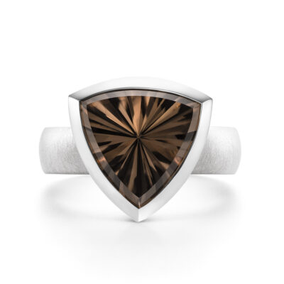 weissgold ring gold rauchquarz mit dreieckigem stein aus der alpen kollektion von jan spille