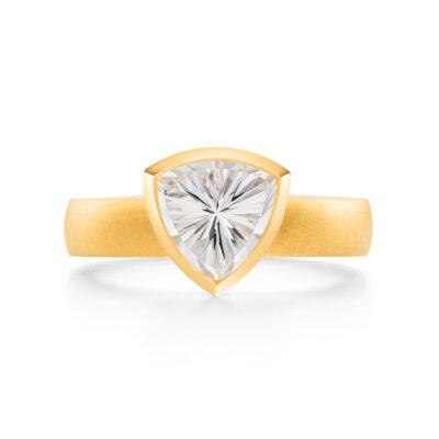 alpenring aus fairtrade gold mit dreieckigem bergkristall von jan spille