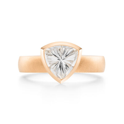 roségold verlobungsring kristall in dreieckiger form von jan spille