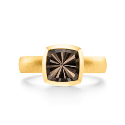 ring gold rauchquarz in gelbgold mit dunklem, quadratischen rauchquarz stein von jan spille