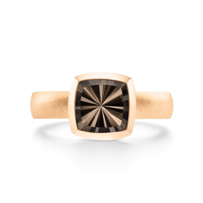 ring gold rauchquarz in rosésgold mit dunklem, quadratischen stein von jan spille