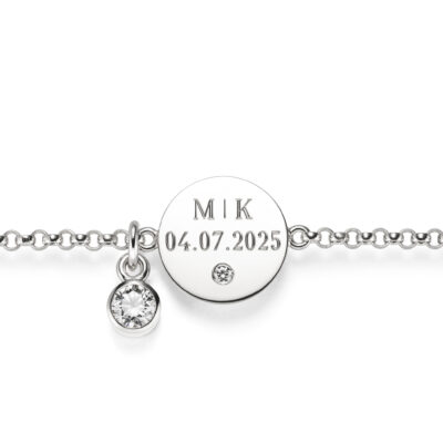 weissgold armband mit gravur initialen und datum und einem diamant anhänger aus ethical diamonds als geburtsschmuck
