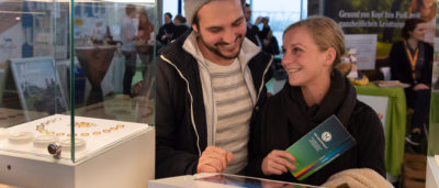 ehepaare bei der ehering beratung auf der hochzeitsmesse in hamburg