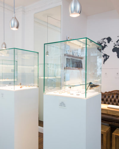 vitrine mit eheringen beim goldschmied in der nähe jan spille hamburg