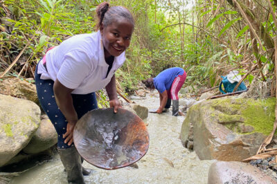 Goldwäscherinnen mit Waschschüsseln waschen mit Schwerkraftmethode Fair Trade Gold
