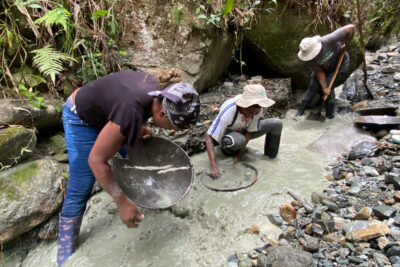 Goldwäscherinnen mit Waschschüssel waschen Fair Trade Gold in Fluss