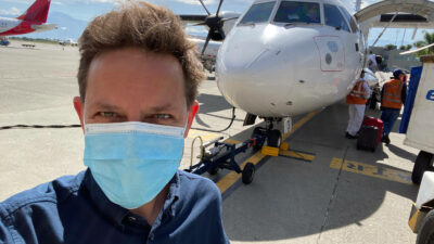 Jan Spille Bergbaureise Kolumbien mit Maske und Flugzeug