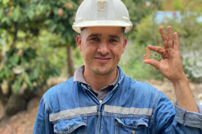 Bergbaureise Kolumbien Minenarbeiter zeigt Fair Trade Gold