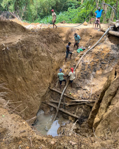 Konventioneller Edelsteinbergbau im Tagebau in Sri Lanka ohne Sicherung
