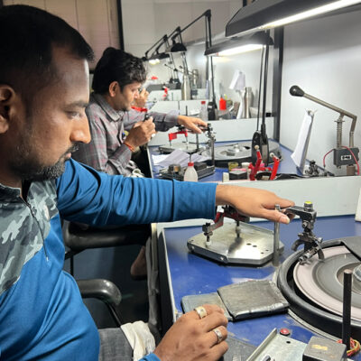 Auf unserer Bergbaureise nach Indien beuschen wir eine Schleiferei in der unsere konfliktfreien Diamanten geschliffen werden