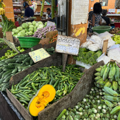 Saisonales Gemüse und Obst auf einem Markt in Sri Lanka
