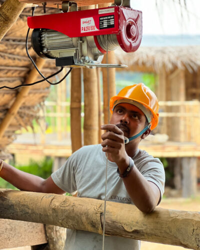 Auf unserer Bergbaureise nach Sri Lanka besuchen wir Minenarbeiter der ECOMINE und lernen wie Faire Saphire abgebuat werden. Hier mit Hilfe einer elektrischen Winde