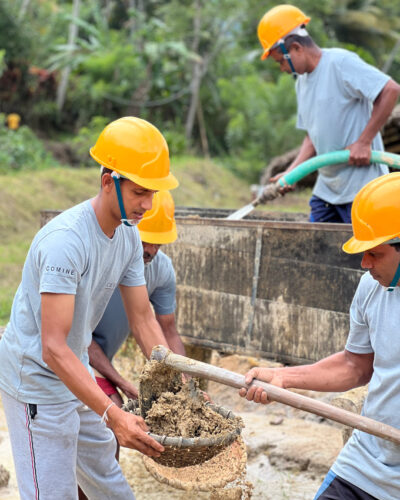 Auf unserer Bergbaureise nach Sri Lanka lernen wir wie Minenarbeiter der ECOMINE das Edelsteinsediment waschen