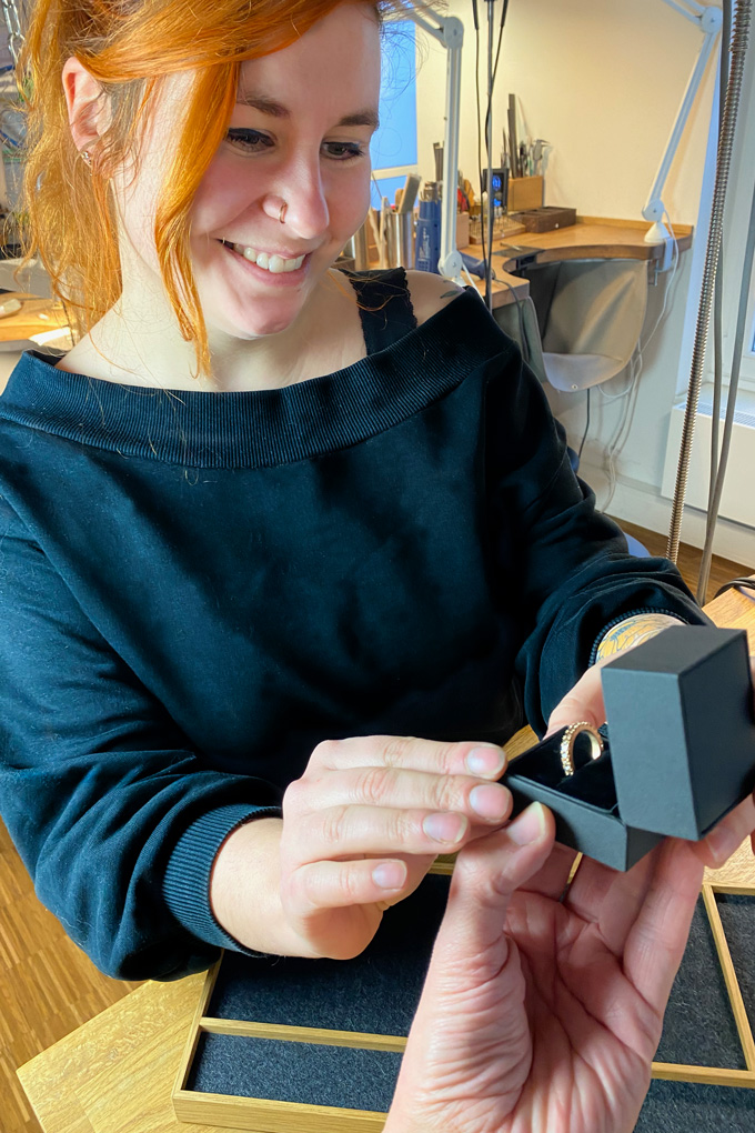 Anna bekommt mit Lieblingsstück asu Fairem Gold und Ethical Diamaonds überreicht