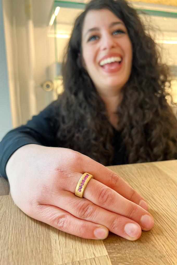 Nareh präsentiert ihr Lieblingsstück aus Fairmined Gold mit pinken Fairen Saphiren