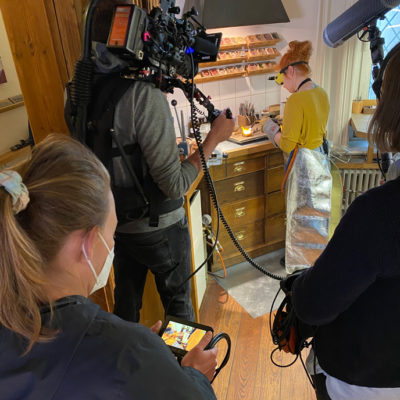 Dreharbeiten für Sendung neuneinhalb vom WDR zum Thema Faires Gold in der Goldschmiedewerkstatt