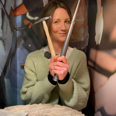 Moderatorin Jana Forkel inder Schmiedekammer von jan Spille für die Sendung neuneinhalb zum Thema Gold