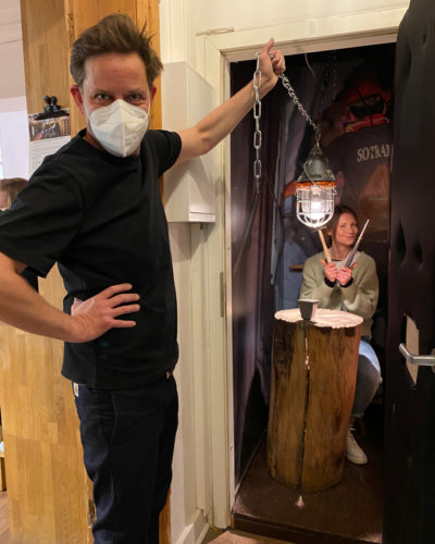 Neuneinhalb Minuten besucht uns im Atelier. Moderatorin Jana Forkel schmiedet in der Schmiedekammer schmuck