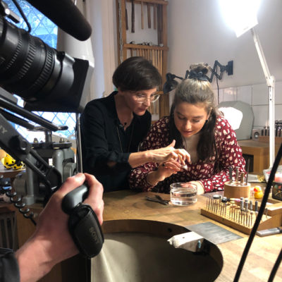 Nadine Hadad mit Mitarbeiterin Jan Spille Fair Trade Siegelring