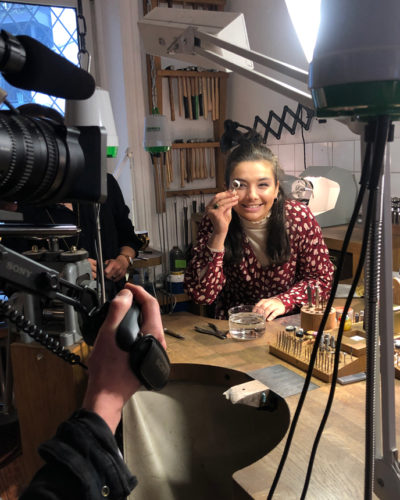 Puls Reportage in Atelier Jan Spille Reporterein Nadine Hadad mit Fair Trade Siegelring