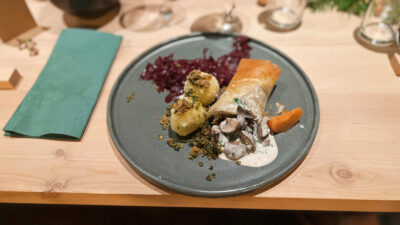 Pastinakenstrudel mit Kartoffelklößchen und Rotkohl