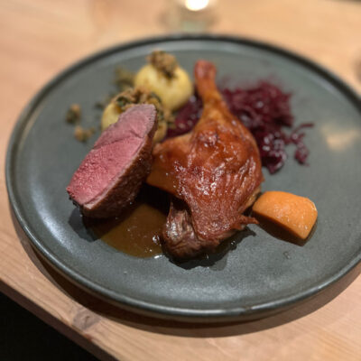 Entenkeule Hamburger Art mit Rotkohl Gericht zur Weihnachtsfeier von Jan Spille Schmuck