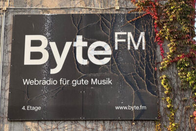 ByteFM Logo auf schwarzem Schild in Hamburg Jan Spille als Interviewgast im Radio