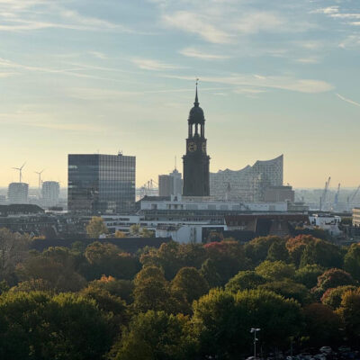 Hamburger Skyline mit Michel und Elbphilharmonie aus Interview Stadtgespräch mit Jan Spille Goldschmied Hamburg