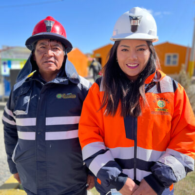 Minenarbeiter und MInenarbeiterin der Fairtrade Gold Bergbaukooperative Cecomsap in Peru