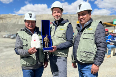 Jan Spille und Präsent von Cecomsap bei Geschenk Übergabe in Peru