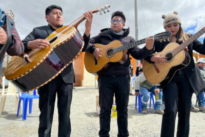 Peruanische Musikerinnen bei Bergbaufest in Peru