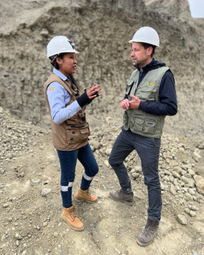 Jan Spille im gespräch mit Goldbergbau Ingenieurin in Peru auf der Bergbaureise