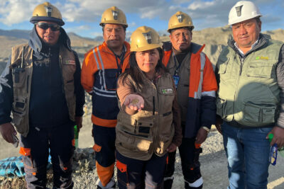 Minenarbeiterin präsentiert Fairtrade Gold in Peru