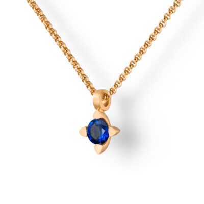 Roségoldene Kette mit Saphir in blau als Kettenanhänger aus Fairtrade Gold von Schmuckdesigner Jan Spille aus Hamburg Altona