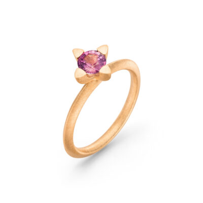 Verlobungsring Rose als pinker Saphir ring aus nachhaltigem Fairtrade Gold in rosegold von goldschmied Jan Spille
